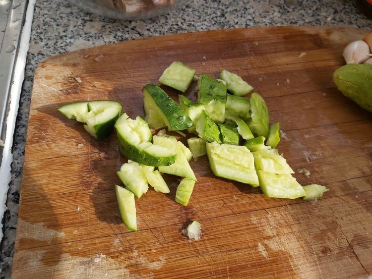 下饭又下酒的黄瓜拌猪头肉,简单拌一拌就上桌,清脆爽口真好吃