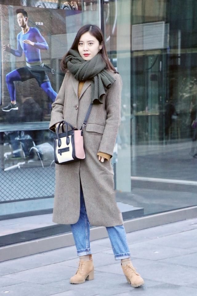 牛仔裤穿搭不落俗套，整体十分干净利落，看起来更加精致有型