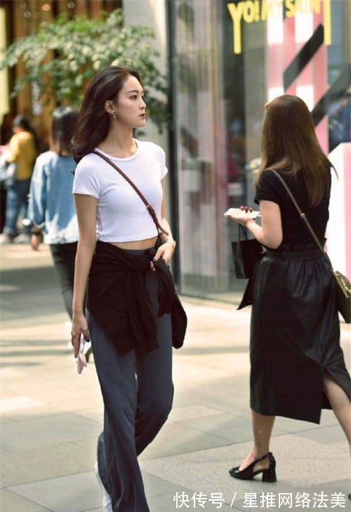 街拍|街拍:短发小姐姐,休闲衫搭配半裙,俏皮又可爱