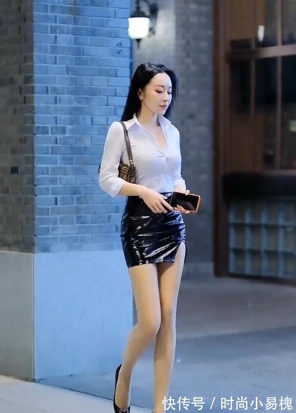穿搭|白衬衫显干净,黑皮裙显高冷,一起穿就成了“都市女郎”
