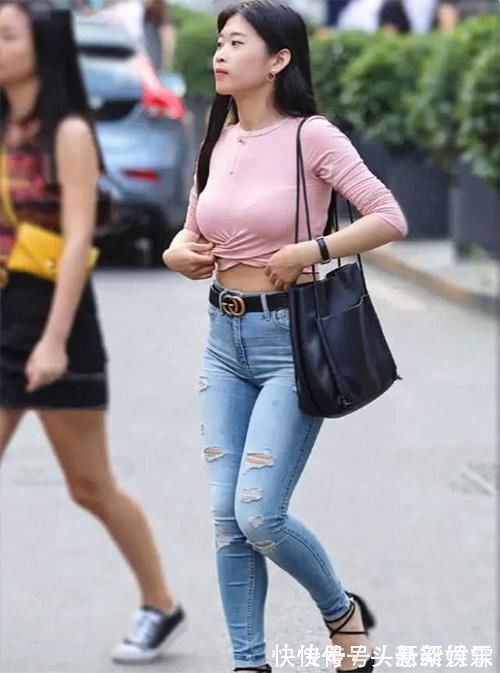 粉色 小姐姐粉色上衣配紧身牛仔裤,虽是长裤长袖,却不失青春靓丽!