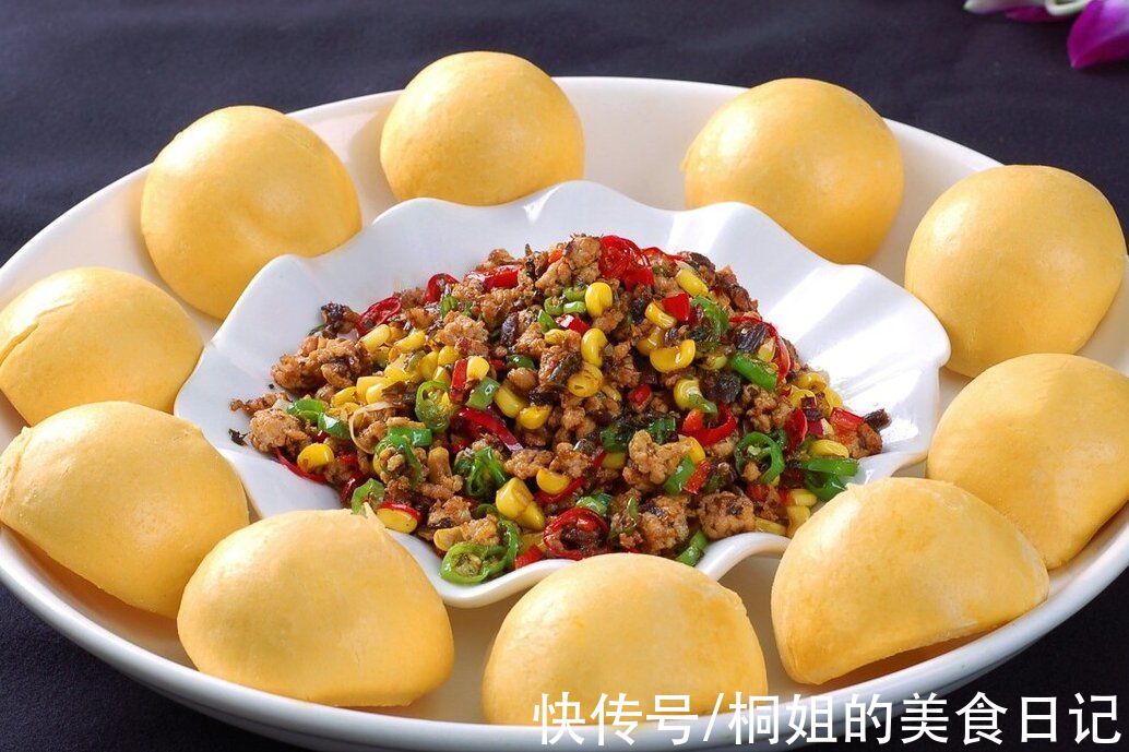 天冷多吃粗粮好处多，做玉米面窝头多放3味料，松软好吃不噎人