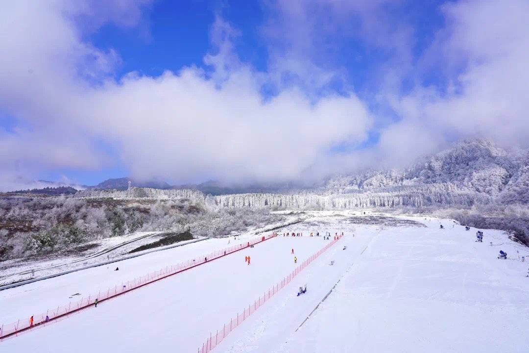 打卡|赏贡嘎雪山穿短袖滑雪 投运50天超2万人打卡雅安王岗坪“最美景观滑雪场”