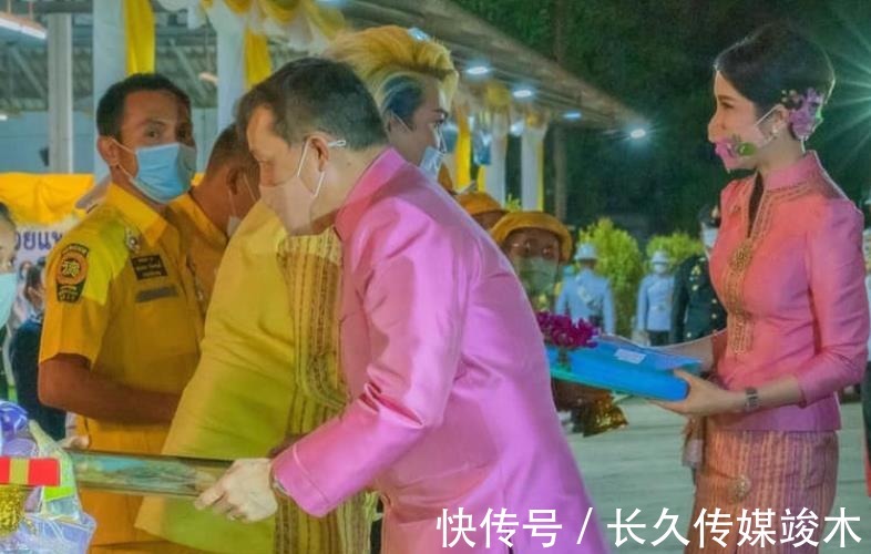 蕾丝|诗妮娜新造型好美,头上佩戴纯白色发箍,深情注视69岁泰王