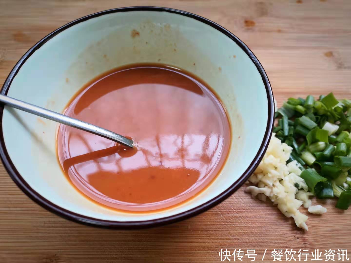 块钱|酱汁油豆腐,这菜我家隔几天做一回,2块钱炒一大盘,比肉还好吃