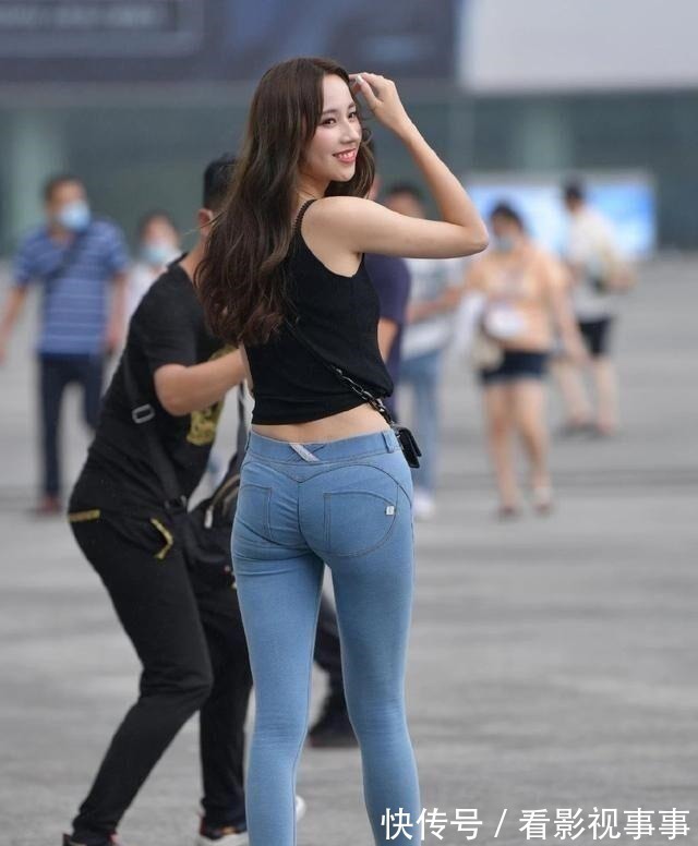 打底裤 高腰的打底裤设计显得飘逸有型,优雅气质完美展露出来,更有美感!