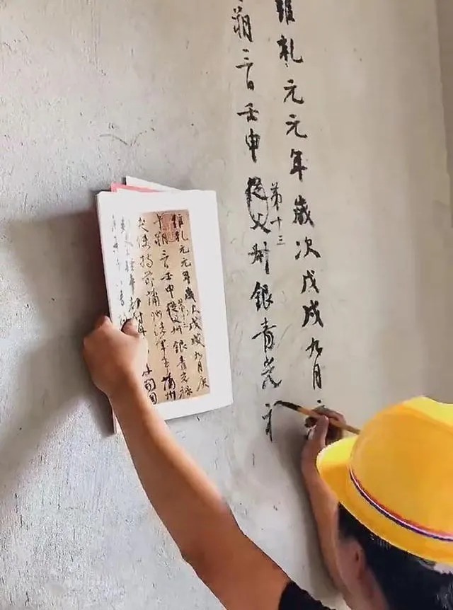 小伙#农民工在墙上涂抹《祭侄文稿》,惊艳网友!