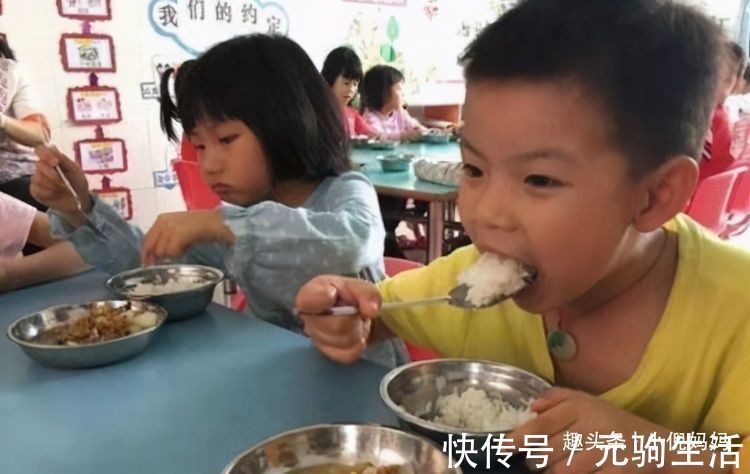 回家|幼儿园能吃2大碗,回家就到处追着喂饭,宝妈突袭幼儿园后明白了