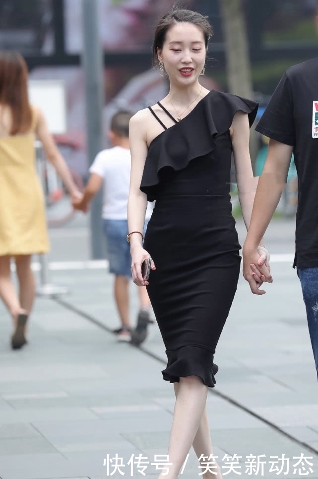 街拍斜肩是时尚圈大热的单品，时尚达人穿着它的出镜率特别高