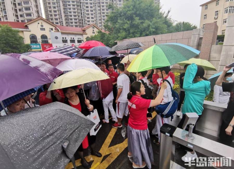 家长|考完正逢大雨，家长老师共造“避雨通道”