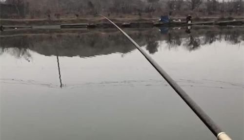 冬季鱼儿藏得深，选择钓法很关键，这种钓法简单实用，最适合冬钓