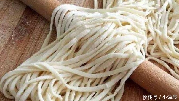 做手擀面时，万万不要再用水和面了换成它，面条更嫩滑，更筋道