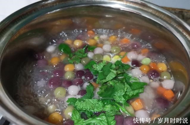 40岁大姐一人轻食晚餐,走红朋友圈,网友真自律,难怪这么漂亮