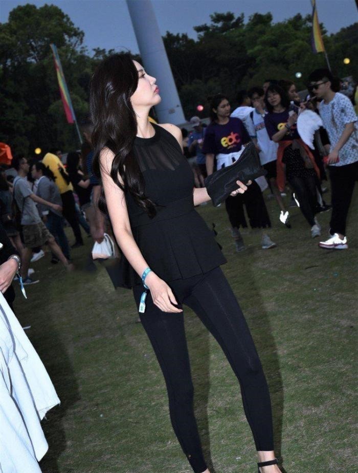 打底裤搭配无袖蕾丝上衣,温婉气质楚楚动人