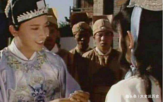 蓑衣$红楼梦贾府被抄,男丁都被发配充军,为何偏偏贾宝玉能被救出