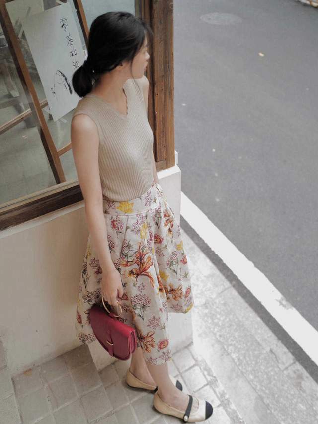 半身裙|今年秋天流行这样穿，无袖针织衫搭配印花裙简约洋气，还提气质