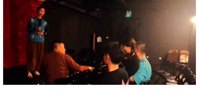 金岩演出被观众打了?非也!这是相声演员在讽刺脱口秀