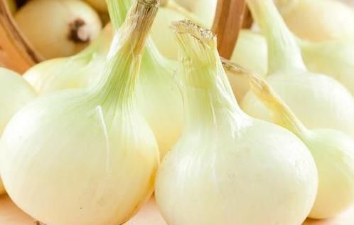 买洋葱时,选白皮的还是紫皮的?两者相差很大,以后别再买错了