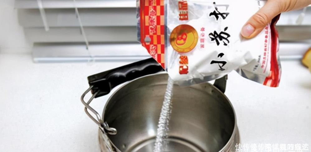 不管水壶水垢多厚，大厨教你一招，水垢快速去除，方便又卫生