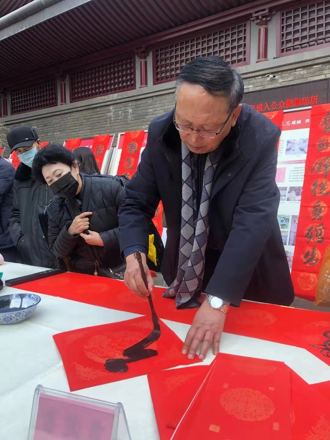 导游甘肃丨“红红火火过大年”——兰州文旅送福送春联活动在兰州市博物馆举行。