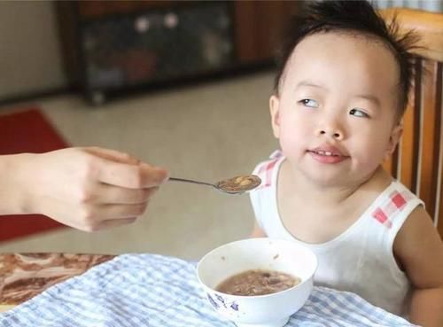 小贝|孩子不吃饭饿一顿管用？家长别搞错了，“四步走”让孩子爱上吃饭