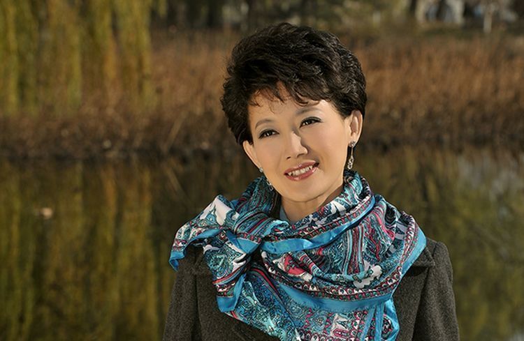 她是央视最美主持人,23年不化妆不恋爱,今46岁仍似少女