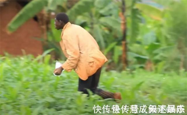 男子|非洲一男子长相似猴子,不吃饭只吃香蕉,常被人当动物欺负