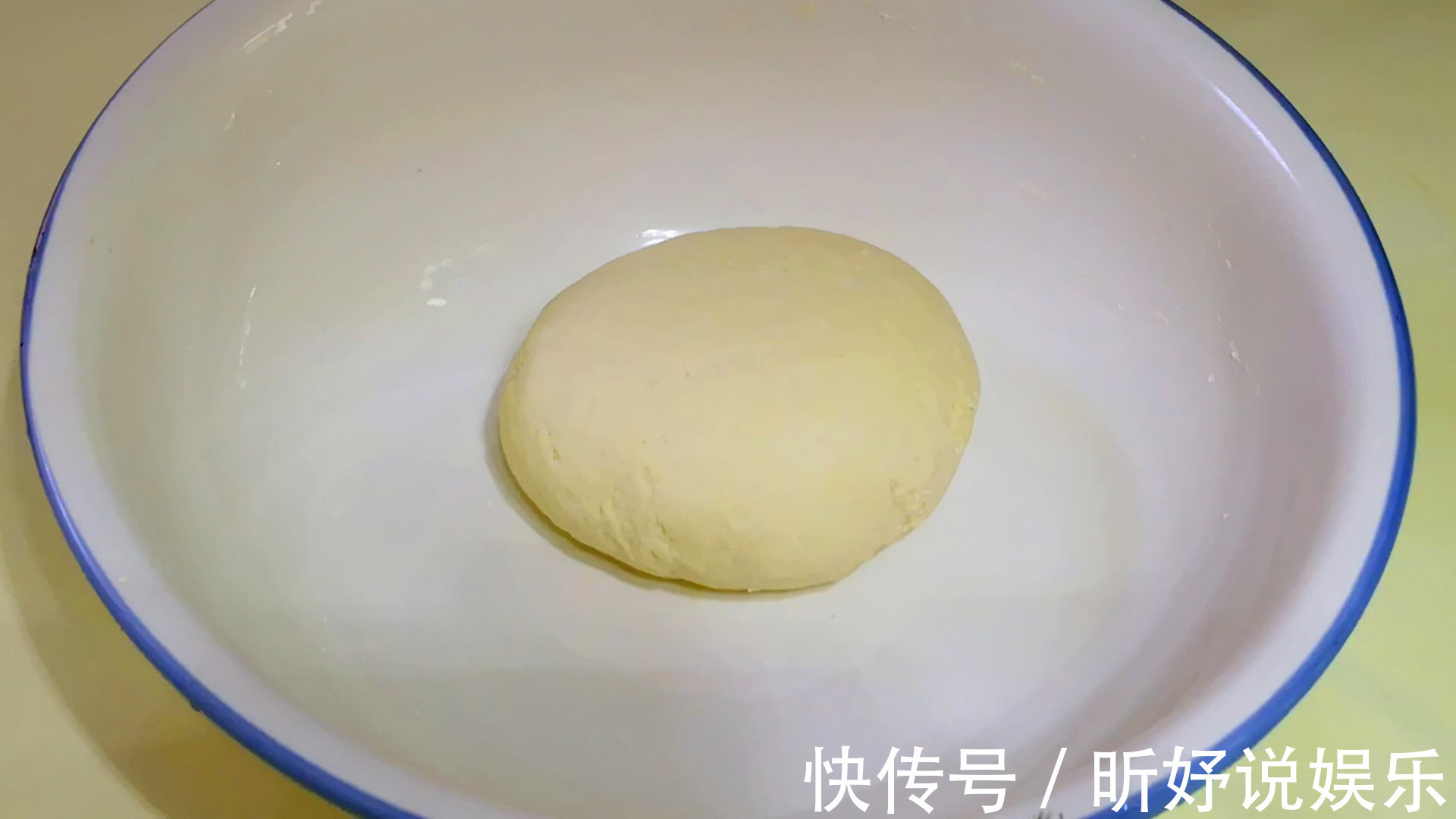 拌饺子馅时别只会加花椒水,学会这拌馅诀窍,饺子又鲜又香不油腻