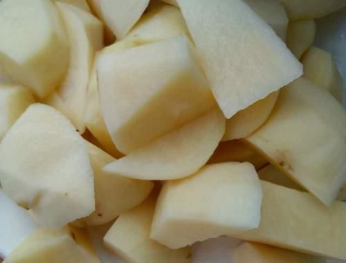 炖鸡肉时,牢记“1泡2过油”,鸡肉鲜香入味越嚼越香,还无腥味