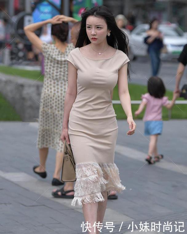 款式|街拍:修身裙装加入“流苏”细节, 让你穿出优雅感, 展现出轻盈飘逸的美