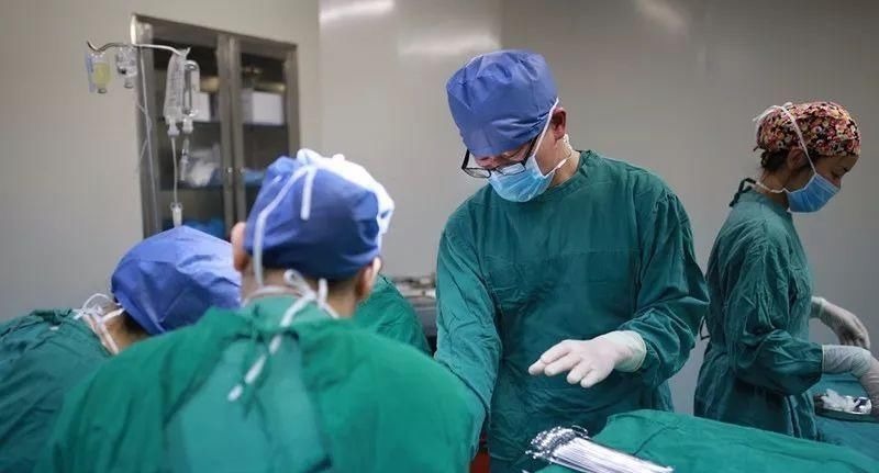 姐妹|双胞胎姐妹,一个顺产一个剖腹产,如今差距看得见