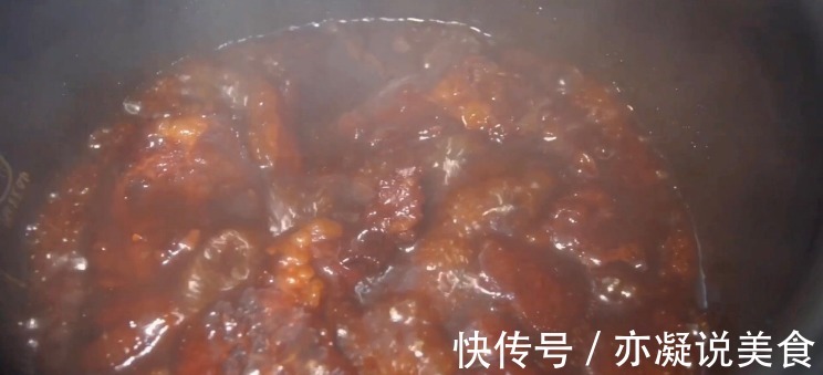 叉烧肉的家庭做法,先腌后焖,不加水不加油,鲜嫩多汁,香气四溢
