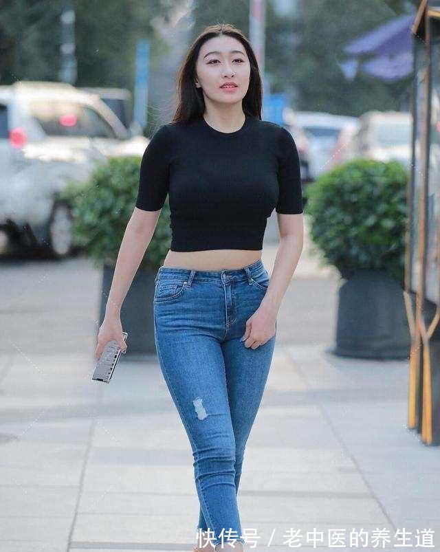 搭配 棕色短款靴子搭配蓝色打底裤，点缀衣物，还能起到画龙点睛的作用！