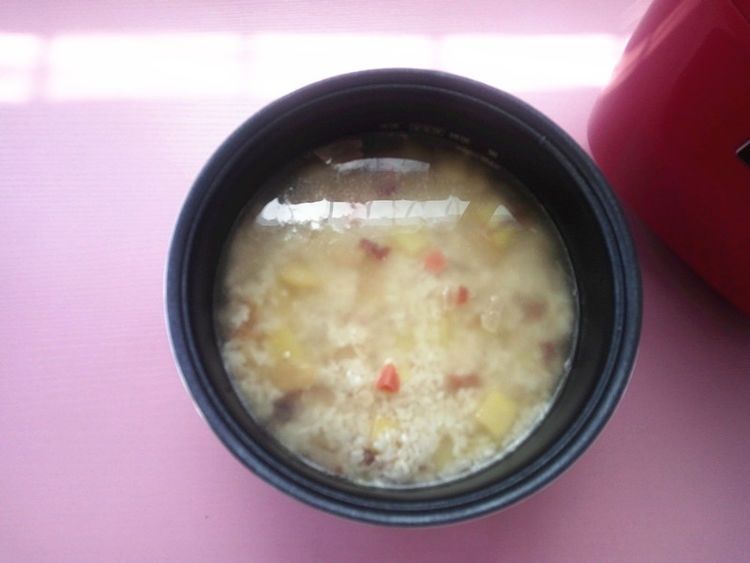 电饭锅也能做出来美味的腊肉饭，鲜香美味，有菜有肉