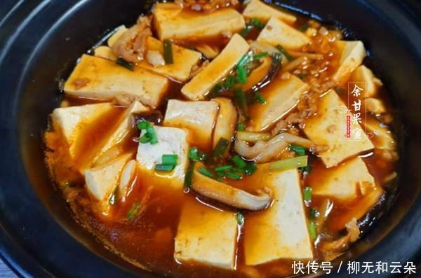 天冷,这道砂锅菜吃不腻,有荤有素,做法也简单,10分钟可搞定