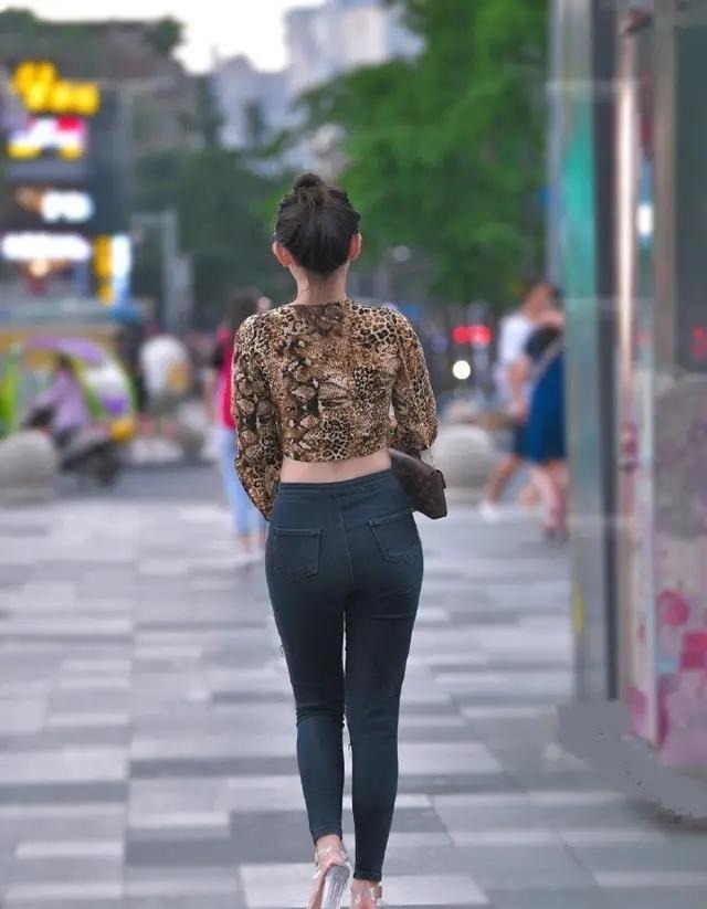 白色连衣裙 牛仔裤穿搭会显得脸型很好，游走在高贵与活泼之间，身材完美！