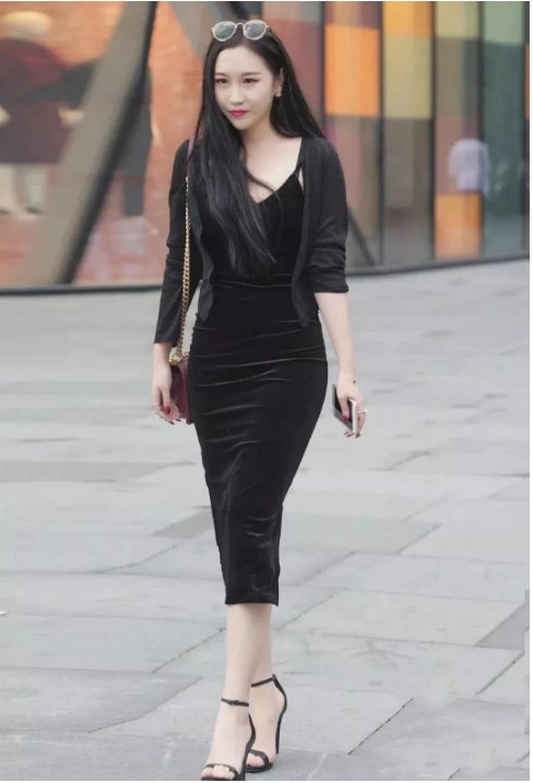 黑色连衣裙搭配高跟鞋，高贵优雅，尽显时尚气息