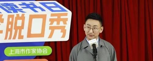绝世美女|当脱口秀挤入文艺批评赛道，是“撬动蓝海”抑或“流于花边”？