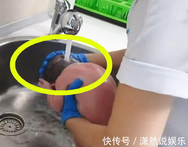 护士|实拍产科护士给刚出生的宝宝洗澡,网友手法比我洗菜还随意