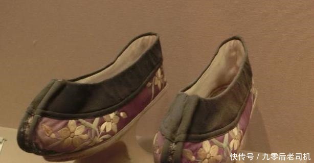 宫中妃子服饰众多,尤其花盆鞋和指甲套让人兴趣倍增,来历悠久!