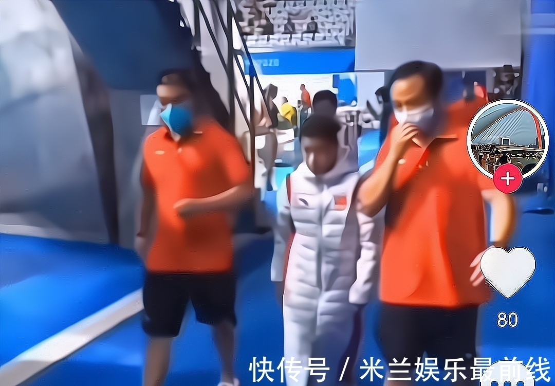 2大保镖左右护送!全红婵昂首挺胸走在中间,夏天穿大棉袄挺喜感