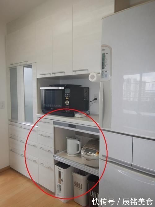 家政区|这谁能如此聪明,洗衣柜下面留空一格,洗衣服做收纳太实用方便了