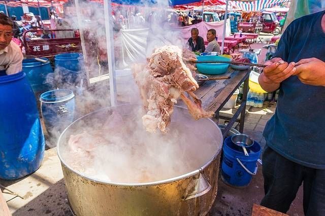 夫妻俩|夫妻俩大集上卖羊肉汤,20元一碗,老乡们每天吃掉8只羊