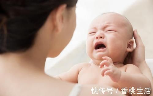 桃子|宝宝总爱“啃手指”,家长需要额外干预吗?需要分析完情况再决定