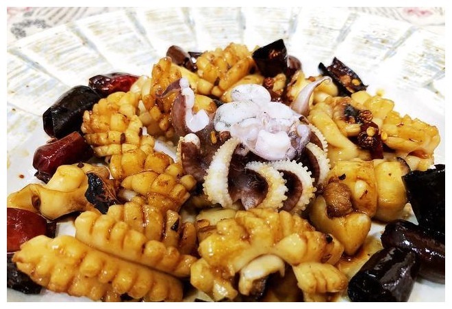 炒鱿鱼时,直接下锅炒错了,多加一步,鱿鱼鲜嫩爽口,亮白不腥气