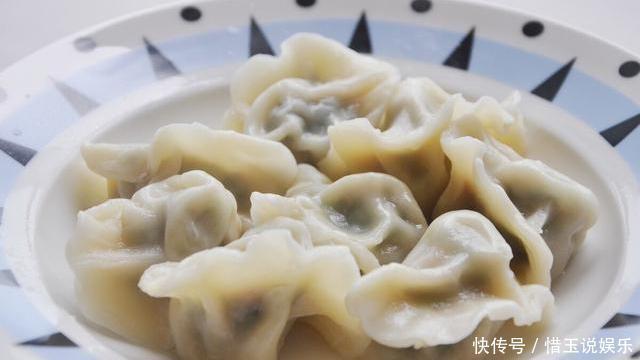 中途|煮饺子时，不要中途加冷水，记住多放2样，饺子完整筋道不发粘