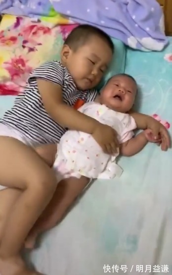 宝宝|哥哥帮妈妈哄妹妹睡觉,结果成功哄睡自己,妈妈看到后哭笑不得