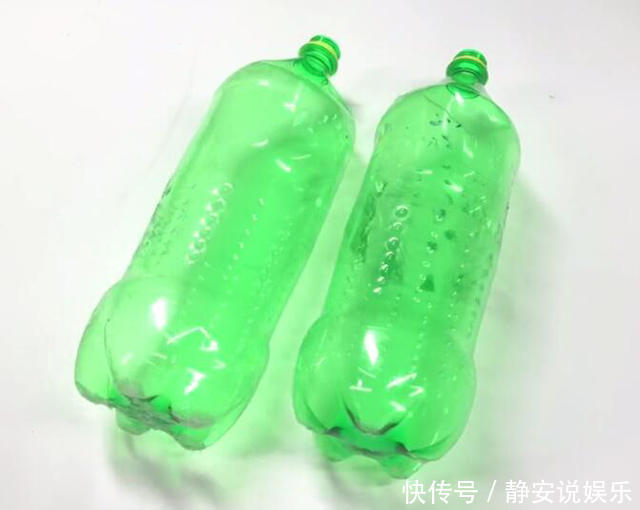 可乐瓶轻松改造一下,放在卫生间里特别实用,家家户户都用的到