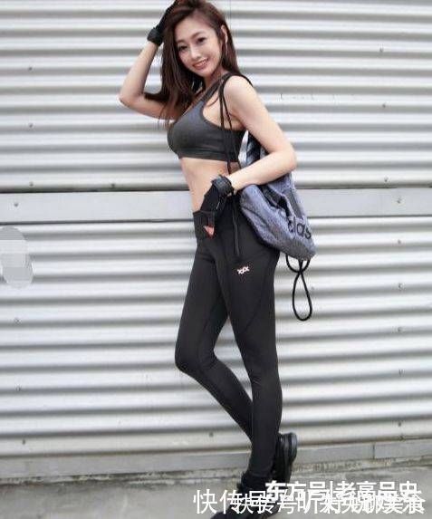 百搭 紧身打底裤精致搭配的美女,身材曼妙,非常吸引眼球