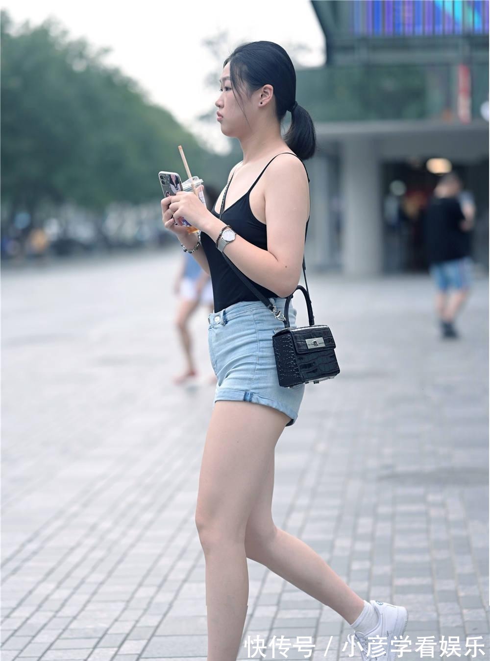 穿搭|初秋的北京,依旧适合穿牛仔短裤,年轻的姑娘喜欢的搭配风格